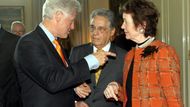 Bill Clinton, čestný spolupředseda Madridského klubu, mluví s prezidentem klubu Fernandem Henriquem Cardosou z Brazílie a viceprezidentkou Mary Robinson z Irska.