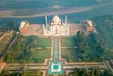 Světově proslulé mauzoleum Tádž Mahal stojí uprostřed rozsáhlých zahrad. Vybudované je na pravém břehu řeky Jamuna ve městě Ágra v indickém státě Uttarpradéš na severu země. Zhruba 200 kilometrů jižně od Dillí.