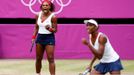 Americké tenistky Venus a Serena Williamsovy se radují z vítězství ve finále Olympiády 2012 v Londýně nad Češkami Lucií Hradeckou a Andreou Hlaváčkovou.