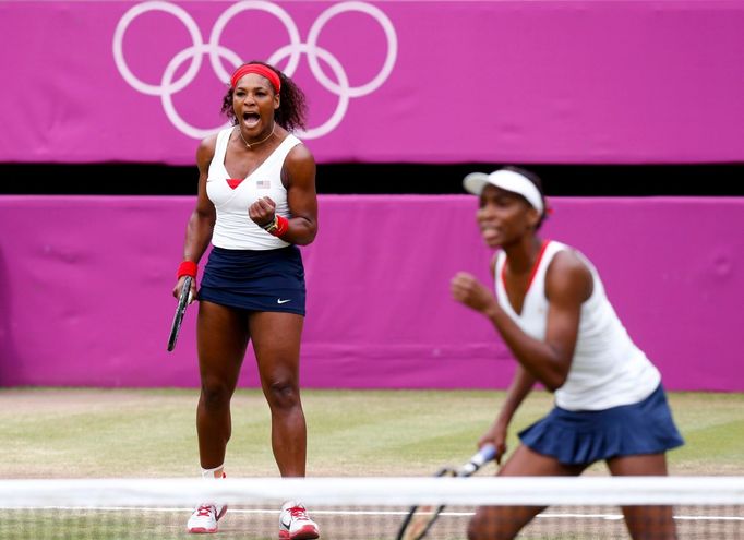 Americké tenistky Venus a Serena Williamsovy se radují z vítězství ve finále Olympiády 2012 v Londýně nad Češkami Lucií Hradeckou a Andreou Hlaváčkovou.