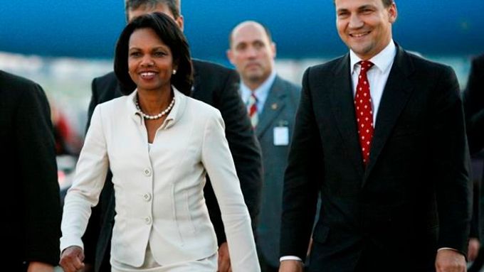 Americká ministryně zahraničí Condoleezza Riceová a šéf polské diplomacie Radoslaw Sikorski na varšavském letišti