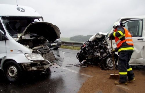 Nehoda, dodávka, mikrobus