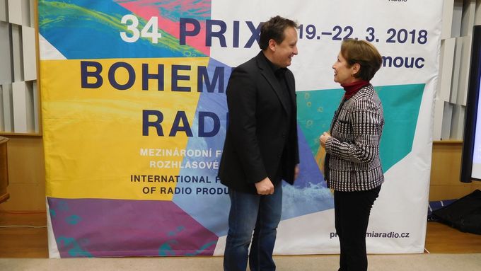 Představení festivalu Prix Bohemia Radio: šéfrežisér Českého rozhlasu Aleš Vrzák a čestná prezidentka přehlídky Hana Maciuchová.