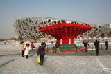 Turisté poblíž repliky Čínského pavilon.