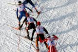 Účastníci mužského skiatlonu na MS v Sapporu při běhu volnou klasikou.