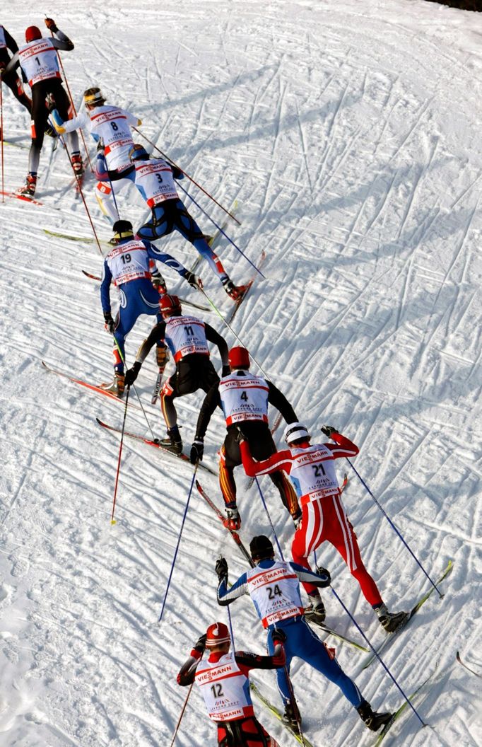 Účastníci mužského skiatlonu na MS v Sapporu při běhu volnou klasikou.