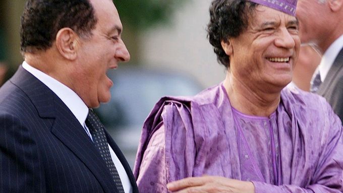 Egyptský prezident Husní Mubarak s Muammarem Kaddáfím 21. července 2002 v Káhiře.