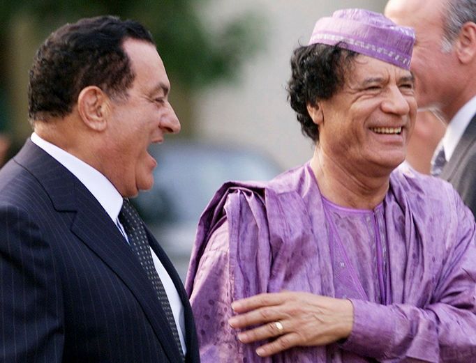 Egyptský prezident Husní Mubarak s Muammarem Kaddáfím 21. července 2002 v Káhiře.