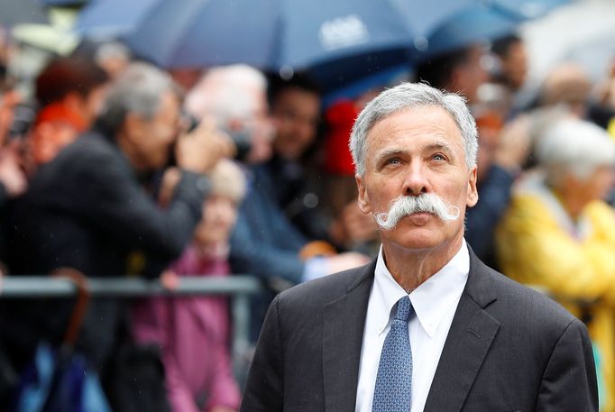 Boss F1 Chase Carey přichází na zádušní mši za Nikiho Laudu ve vídeňské katedrále svatého Štěpána