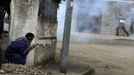 A coal miner aims a rocket at a Guardia Civil officer during clashes in Cinera village near Leon, northern Spain June 19, 2012. The miners were protesting against the government's proposal to decrease funding for coal production. REUTERS/Eloy Alonso (SPAIN - Tags: BUSINESS EMPLOYMENT CIVIL UNREST POLITICS) Published: Čer. 19, 2012, 3:18 odp.