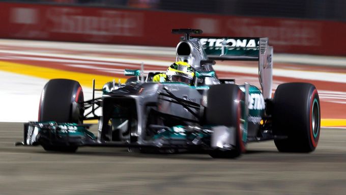 Projeďte se po okruhu v Sáchiru s Nico Rosbergem v Mercedesu.