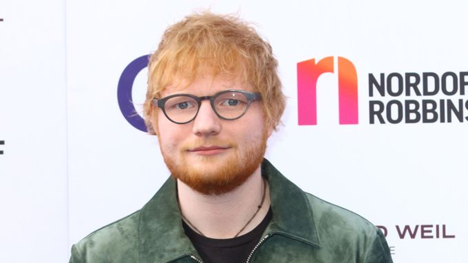 Ed Sheeran tento měsíc při předávání cen v Londýně.