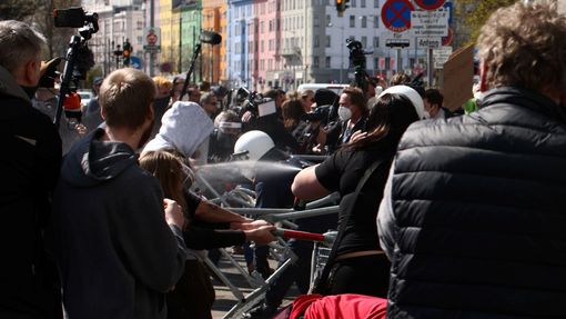 Protest proti koronavirovým opatřením ve Vídni.