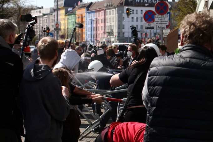 Protest proti koronavirovým opatřením ve Vídni.