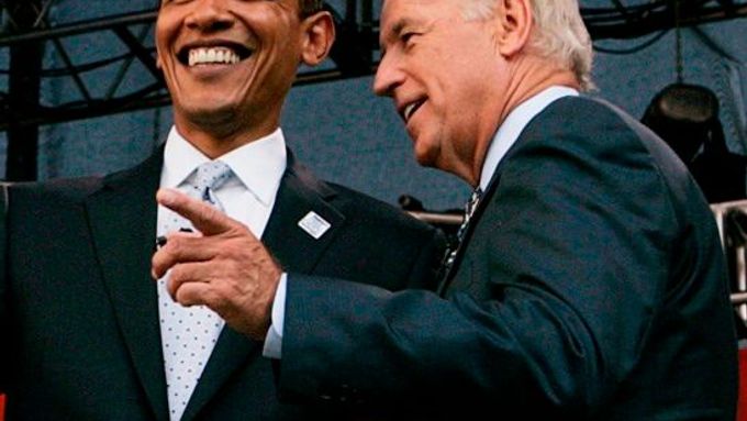 Barack Obama s Josephem Bidenem. Dotáhnou to do Bílého domu.
