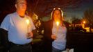 Mark Jackson and Renae Douglas take part in a candlelight vigil at City Hall in Midland City, Alabama, January 31, 2013. The vigil honored the memory of bus driver Charles Poland, and showed support for the release of a five-year-old boy held hostage in a bunker by Poland's alleged murderer. REUTERS/Phil Sears (UNITED STATES - Tags: CRIME LAW) Published: Úno. 1, 2013, 2:24 dop.