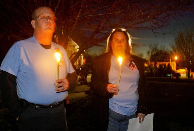 Mark Jackson and Renae Douglas take part in a candlelight vigil at City Hall in Midland City, Alabama, January 31, 2013. The vigil honored the memory of bus driver Charles Poland, and showed support for the release of a five-year-old boy held hostage in a bunker by Poland's alleged murderer. REUTERS/Phil Sears (UNITED STATES - Tags: CRIME LAW) Published: Úno. 1, 2013, 2:24 dop.