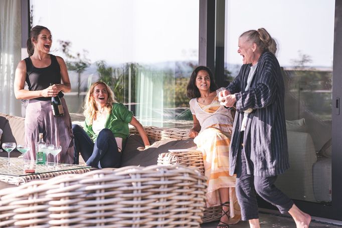 Hana Vagnerová, Judit Pecháček, Zuzana Bydžovská a Alžbeta Zea Ferencová v nové komedii Pod parou testují ideální míru alkoholu v krvi.