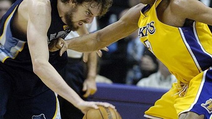 LA Lakers - Memphis: Devea George (vpravo) a Paul Gasol.