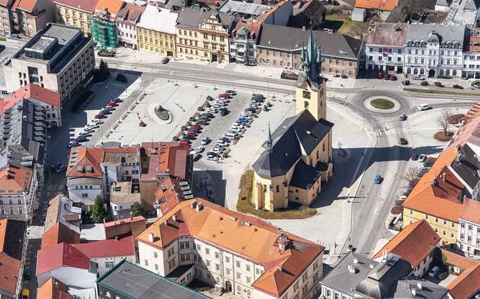 Koronavirové Česko z výšky. Letadla odstavená na Ruzyni, prázdná nádraží i hřiště