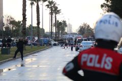 Před soudem v tureckém Izmiru vybuchla bomba, nejméně dva lidé zemřeli. Útok měl být ale ještě větší