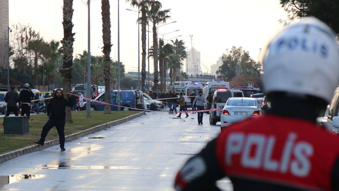Policie po výbuchu auta v Izmiru.
