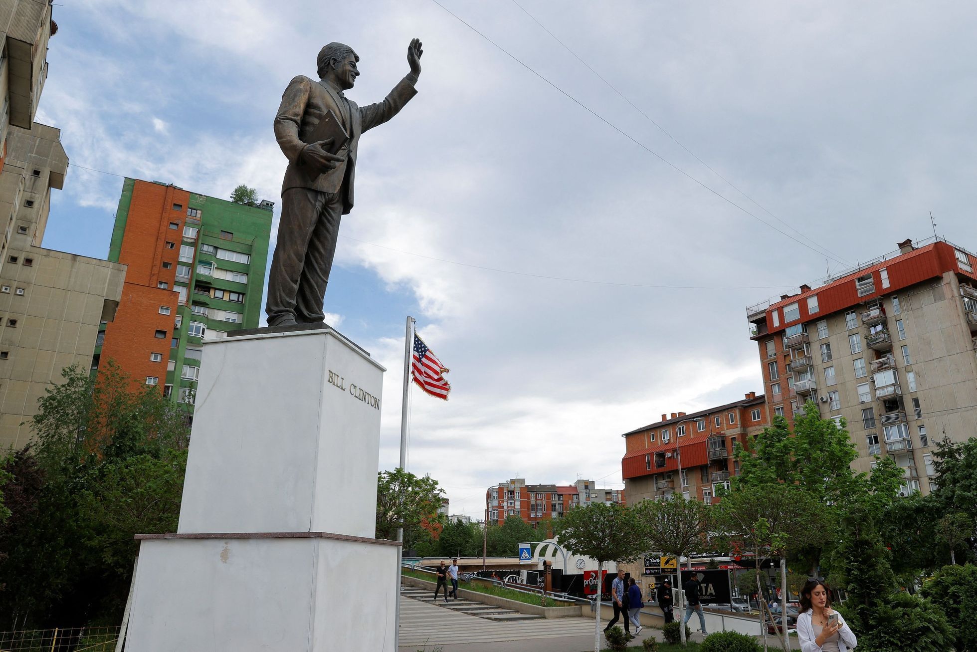 kosovo socha bill clinton