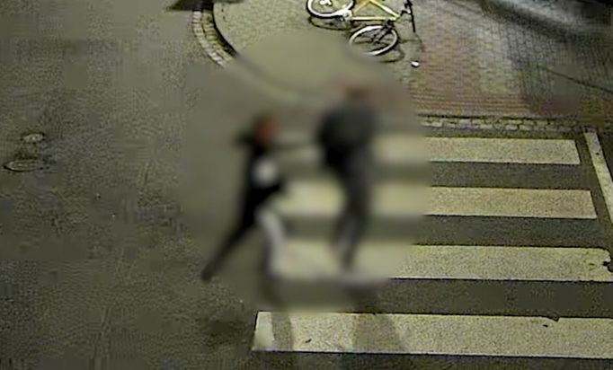 Brněnští kriminalisté objasnili sérii násilných loupeží, které má na svědomí jednatřicetiletý recidivista. Oběti vláčel po zemi a kopal do nich, vše zachytily kamery.