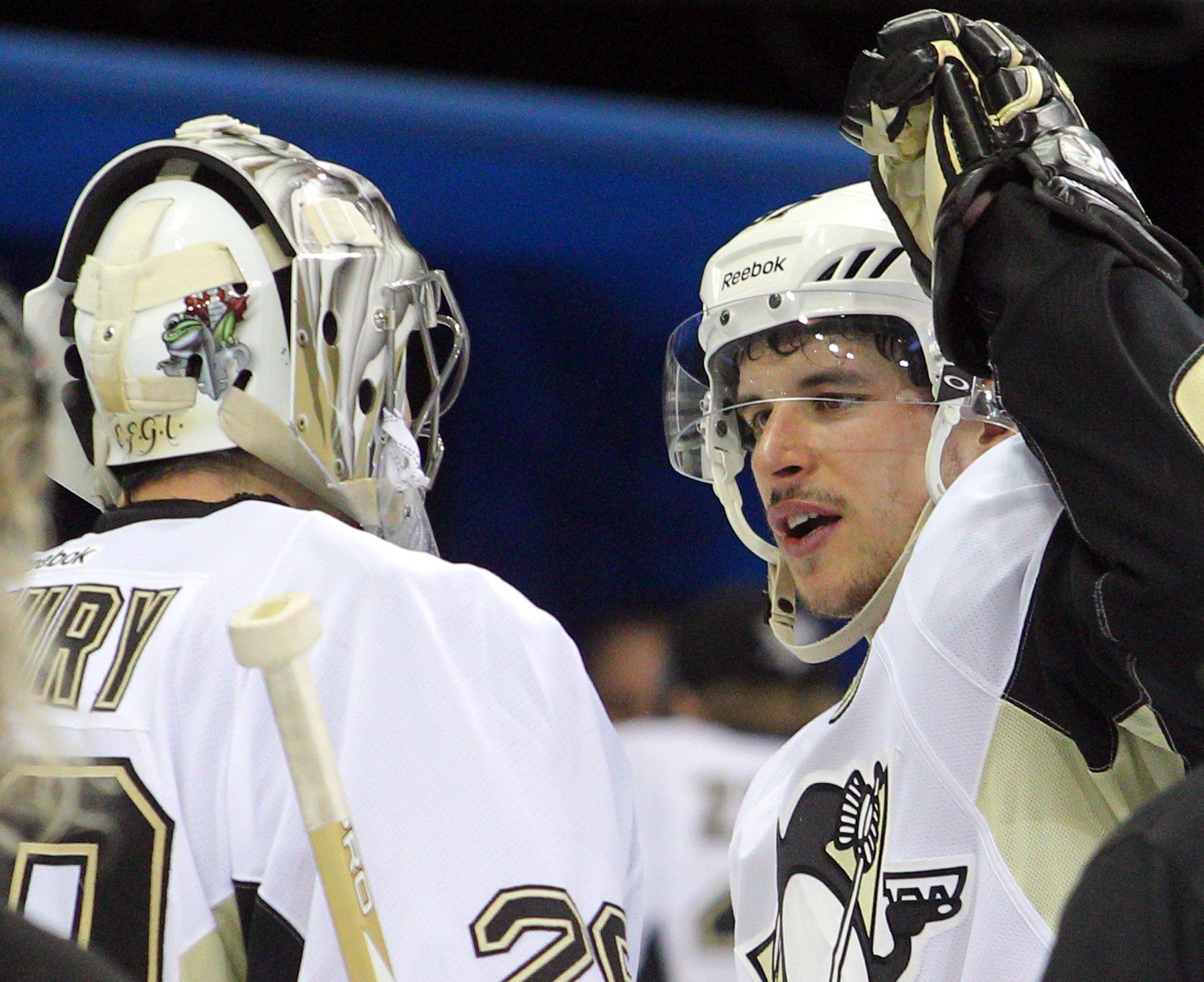 Hokejisté Pittsburghu Fleury a Crosby se radují po výhře nad Rangers
