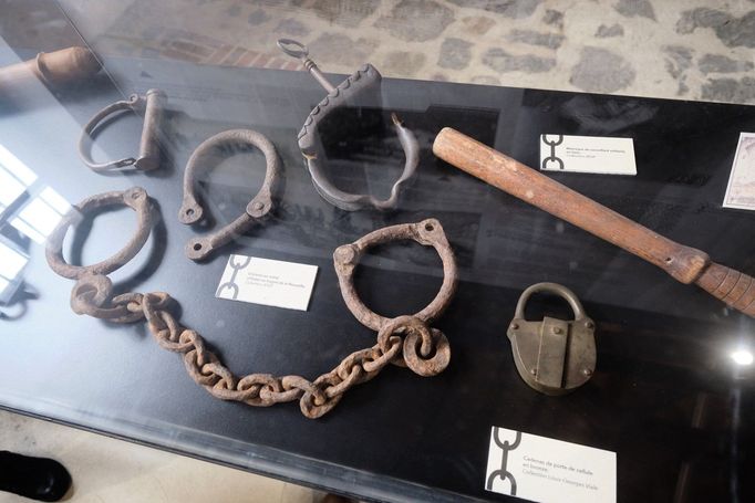 Muzeum historického areálu Île Nou (Ostrov Nou) představuje sbírku předmětů z období trestanecké kolonie na francouzském tichomořském území.