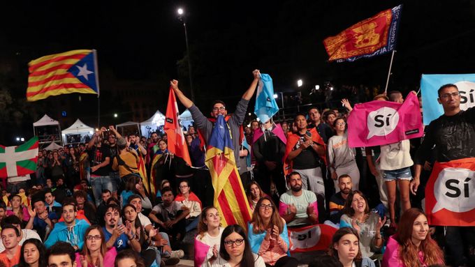 Stoupenci nezávislosti Katalánska slaví po skončení nedělního referenda.