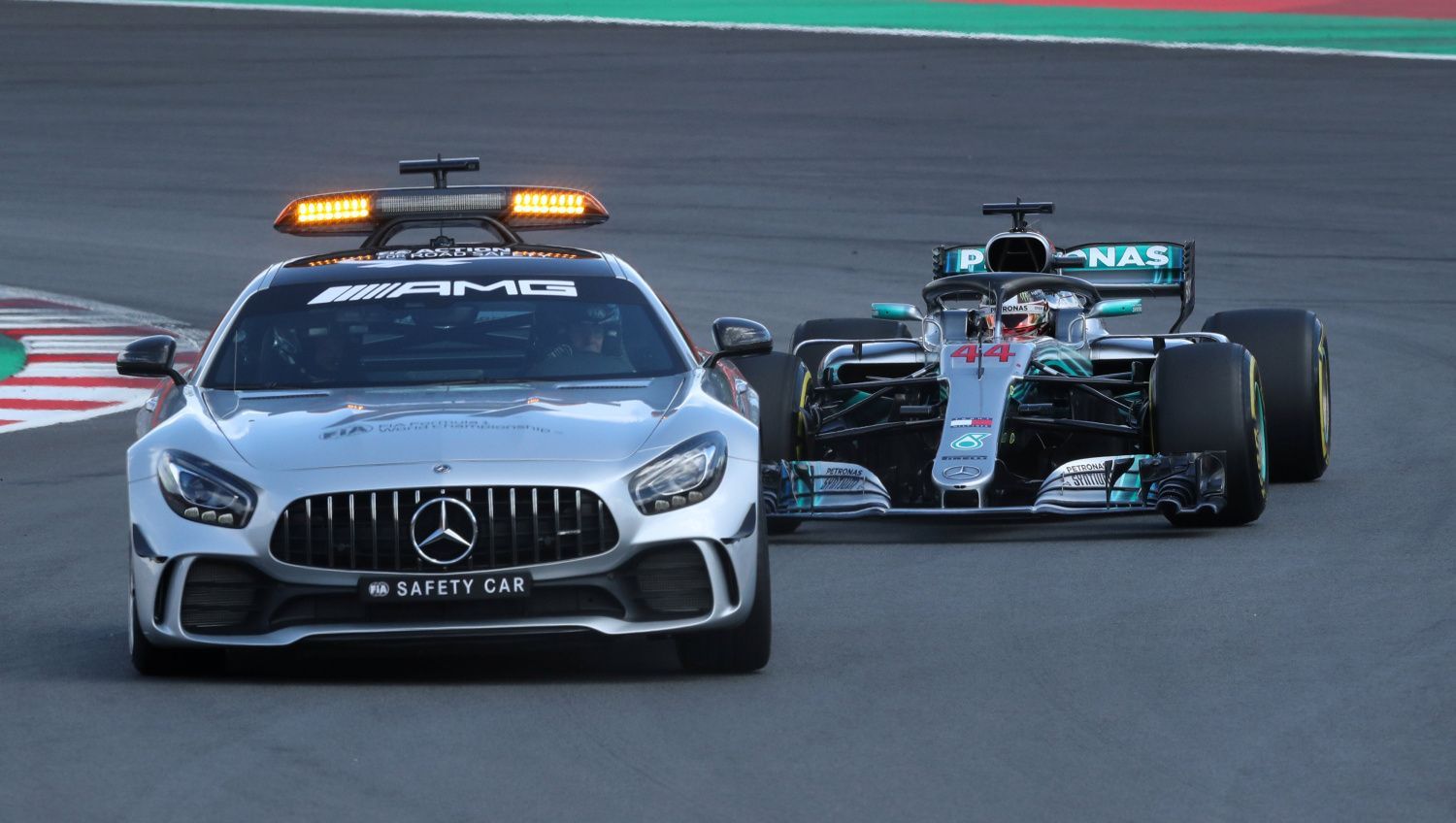 F1, VC Španělska 2018: Lewis Hamilton za safety car