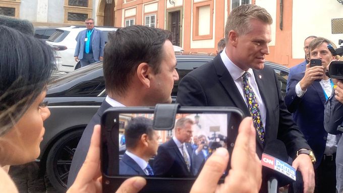 Předseda Motoristů Petr Macinka (uprostřed vlevo z profilu) - a patrné to bylo už z jeho výroků během víkendu -, se nemíní vzdát toho, že ve vládě bude za jeho stranu také Filip Turek (v kravatě).