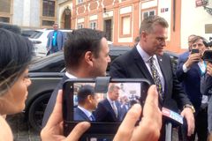Babišovy záložní plány: Turek za imunitu, úlitba Hradu i menšinová vláda