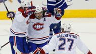 Plekanec (uprostřed) se stal první hvězdou zápasu a svým gólovým příspěvkem zpříjemnil debut v NHL svému krajanovi Jiřímu Sekáčovi.