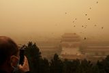 Žlutý písek a prach spojené s písečnou bouří z pouště Gobi na severu Číny a jihu Mongolska zasáhly v pondělí ráno dvanáct čínských provincií. Mezi nimi Sin-ťiang, Vnitřní Mongolsko a také hlavní město Peking.