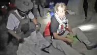 Video zveřejněné izraelským ministerstvem zahraničí, jehož autenticitu ověřila agentura Reuters, ukázalo nejznámější pasažérku, švédskou klimatickou aktivistku Gretu Thunbergovou, sedící na palubě a obklopenou vojáky.