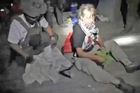 Video zveřejněné izraelským ministerstvem zahraničí, jehož autenticitu ověřila agentura Reuters, ukázalo nejznámější pasažérku, švédskou klimatickou aktivistku Gretu Thunbergovou, sedící na palubě a obklopenou vojáky.
