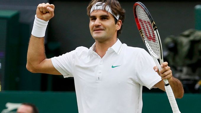 Švýcarský tenista Reger Federer se raduje z vítězství v semifinálovém utkání Wimbledonu 2012 se Srbem Novakem Djokovičem.