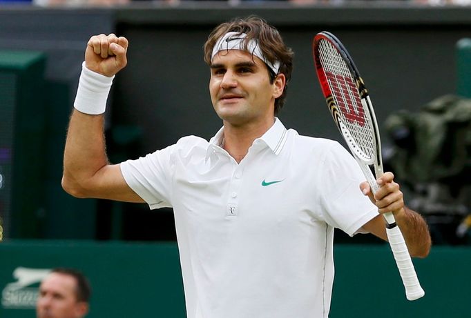 Švýcarský tenista Reger Federer se raduje z vítězství v semifinálovém utkání Wimbledonu 2012 se Srbem Novakem Djokovičem.