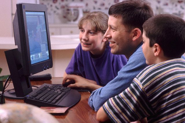 ilustrační: rodina sleduje počítač