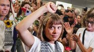Švédská aktivistka Greta Thunbergová, která se účastnila mise Global Sumud Flotilla s cílem dopravit humanitární pomoc do Gazy, kde Izrael při odvetné ofenzivě zabil desetitisíce civilistů. Aktivistka zadržená izraelskými úřady dorazila 6. října 2025 na letiště Eleftherios Venizelos v Aténách.