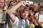 Švédská aktivistka Greta Thunbergová, která se účastnila mise Global Sumud Flotilla s cílem dopravit humanitární pomoc do Gazy, kde Izrael při odvetné ofenzivě zabil desetitisíce civilistů. Aktivistka zadržená izraelskými úřady dorazila 6. října 2025 na letiště Eleftherios Venizelos v Aténách.