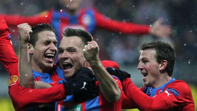 Fotbalisté Plzně se radují z jednoho ze čtyř gólů do branky Dukly.