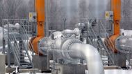 Vystupují ze země roury plynovodu Gazela. Je to rameno plynovodu Nord Stream, který po dně Baltského moře obešel Ukrajinu, aby se o tom, zda budou Němci mrznout, rozhodovalo v Moskvě, a ne v Kyjevě.