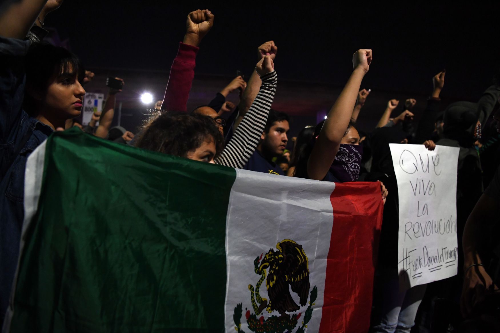 V listopadu lidé v Oaklandu protestovali proti zvolení Donalda Trumpa prezidentem. Na snímku drží mexickou vlajku.
