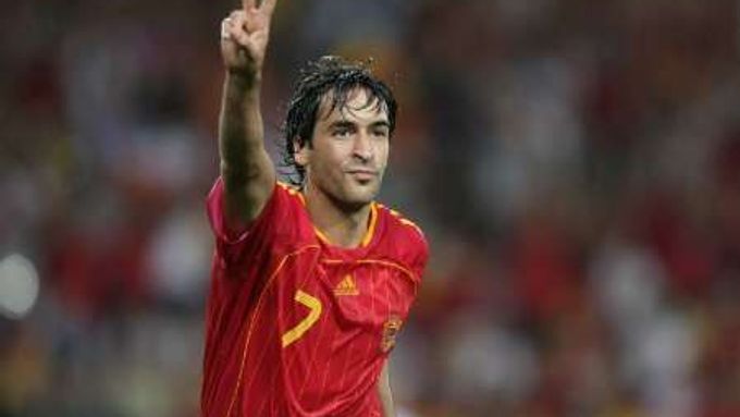 Španělský útočník Raul se raduje ze vstřeleného gólu proti Tunisku.