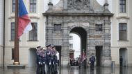 Sokolská obec tento výjimečný den připomněla Česku hned několikrát. Jednou z těch větších akcí byl společný slavnostní nástup Hradní stráže a Sokolské stráže na Pražském hradě.