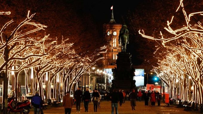 Hlavní součásti městské výzdoby tvoří osvětlení a vánoční stromy.