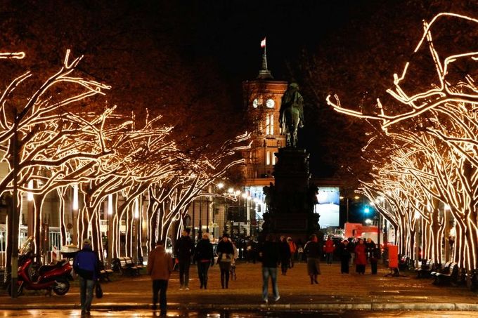 Tak trochu jiné stromečky. Aneb vánoční výzdoba slavné Unter den Linden v Berlíně.